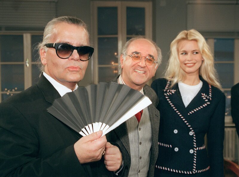 Die Sendung zeigt zahlreiche Ausschnitte aus 12 Jahren des WDR-Talks „Boulevard Bio“: Alfred Biolek (M) mit seinen Gästen, dem Modedesigner Karl Lagerfeld und Top-Model Claudia Schiffer (Sendung vom 07.06.1994) – Bild: WDR/Hajo Hohl Die Sendung zeigt zahlreiche Ausschnitte aus 12 Jahren des WDR-Talks „Boulevard Bio“: Alfred Biolek (M) mit seinen Gästen, dem Modedesigner Karl Lagerfeld und Top-Model Claudia Schiffer (Sendung vom 07.06.1994) – Bild: WDR/Hajo Hohl