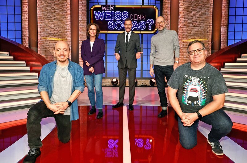 Moderator Kai Pflaume (M.) und seine Rateteam-Kapitäne Bernhard Hoëcker (l.) und Elton (r.) begrüßen in dieser Sendung die Schauspielerin Claudia Michelsen (2.v.l.) und den Schauspieler Götz Schubert (2.v.r.). – Bild: ARD/​Morris Mac Matzen