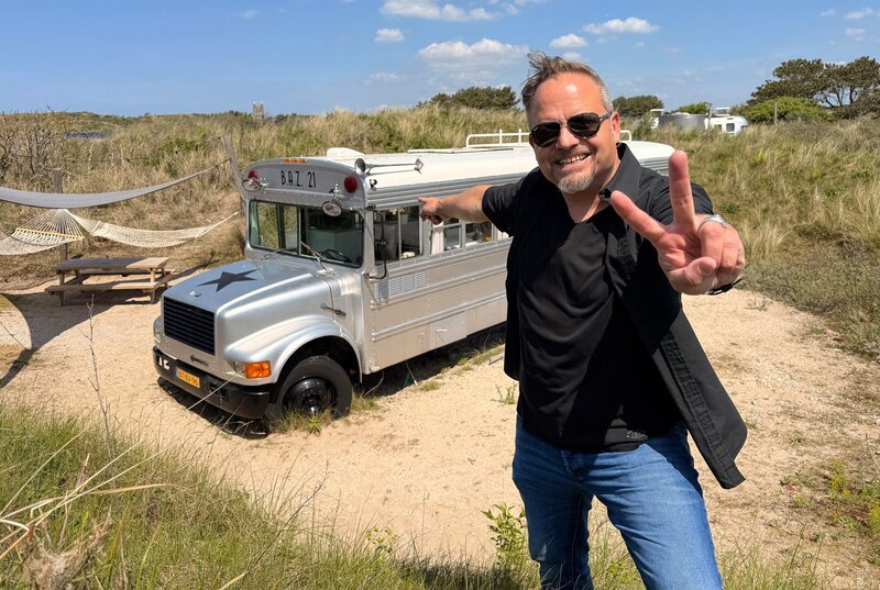 Friso Richter (Bild) startet mit Lukas Lowack einen Roadtrip durch die Niederlande. – Bild: HR/​Lukas Lowack