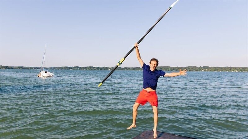 Julian nach dem Rudern am Ammersee in der Nähe der Internatsschule – Bild: BR/​Hans-Florian Hopfner/​KiKA Bildredaktion