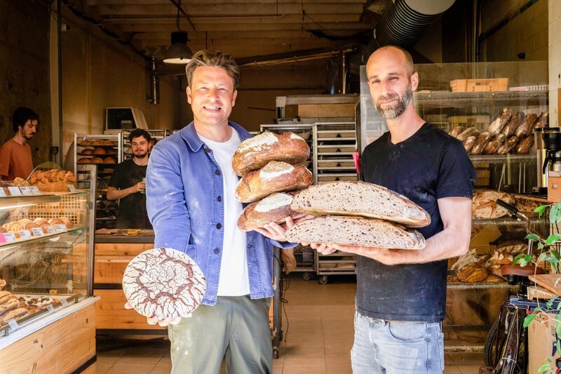 Jamie Oliver. – Bild: ORF/​Fremantle/​Jamie Oliver Enterprises Ltd/​Edwige Lamy
