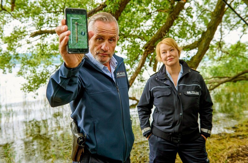 Nele Fehrenbach (Floriane Daniel, r.) und Paul Schott (Tim Wilde, l.) befragen einen Verdächtigen. – Bild: ORF/​Bavaria/​ARD/​SWR/​Nicolas Gradicsky