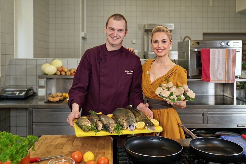 Silvia Schneider mit Markus Luger, Gasthof Luger in Wesenufer ("Zanderfilet mit Kräuterseitlingen" und "Fisch im Ganzen mit Petersilienkartoffeln"). – Bild: ORF/Lura Media/Simeon Baker Silvia Schneider mit Markus Luger, Gasthof Luger in Wesenufer ("Zanderfilet mit Kräuterseitlingen" und "Fisch im Ganzen mit Petersilienkartoffeln"). – Bild: ORF/Lura Media/Simeon Baker