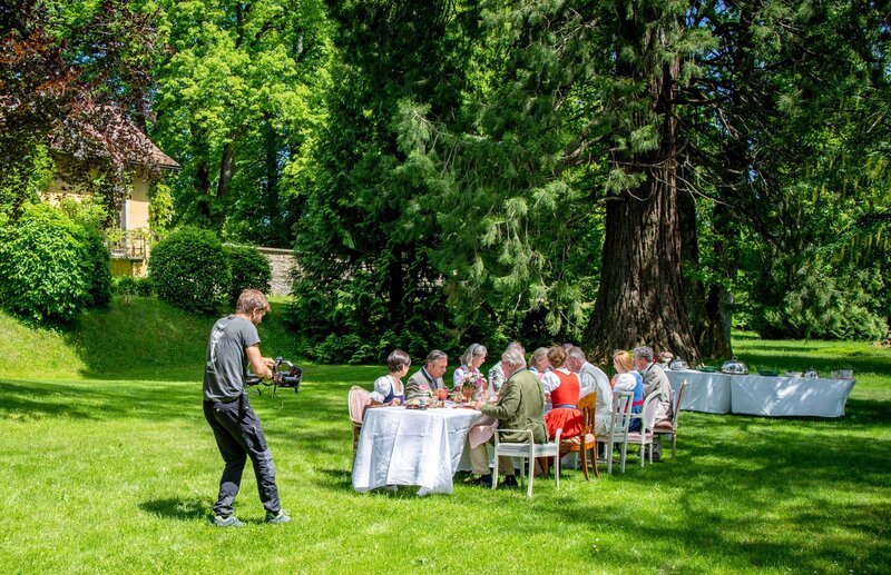 Dreharbeiten Tafelrunde im Garten von Schloss Altenhof. – Bild: ORF /​ Interspot Film /​ Stefan Wassmann