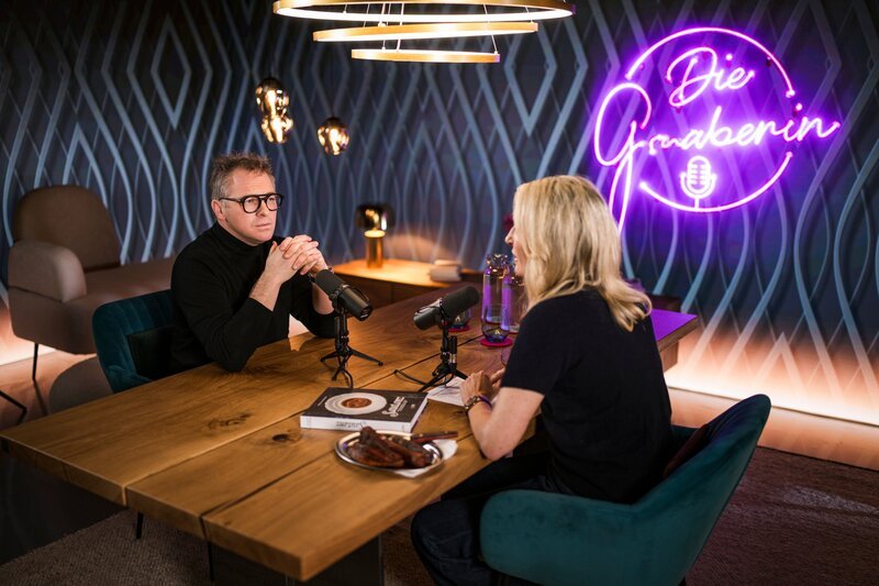 Monika Gruber und Max Stiegl beim Interview. – Bild: ServusTV /​ Sebastian Marko