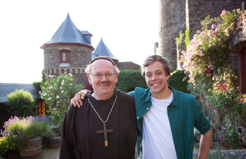 Checker Tobi (rechts) mit Experte Hubertus Seibert im Mönchsgewand auf der Burg Thurant. – Bild: BR/​megaherz gmbh/​Hans-Florian Hopfner