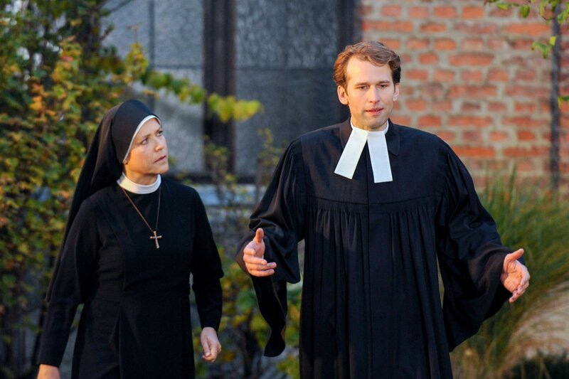 Pfarrer Brinkmann (Tillbert Strahl) sieht sich gezwungen die Gemeinde zu verlassen. Schwester Hanna (Janina Hartwig) will, dass er stattdessen den Kirchenvorstand überzeugt. – Bild: ORF 2