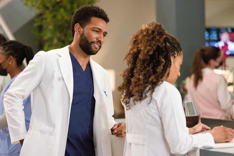 Grey’s Anatomy Staffel 18 Folge 10 Blickt seine Frau skeptisch an: Anthony Hill als Dr. Winston Ndugu, Kelly McCreary als Dr. Maggie Pierce – Bild: ORF/​Disney/​ABC/​Liliane Lathan