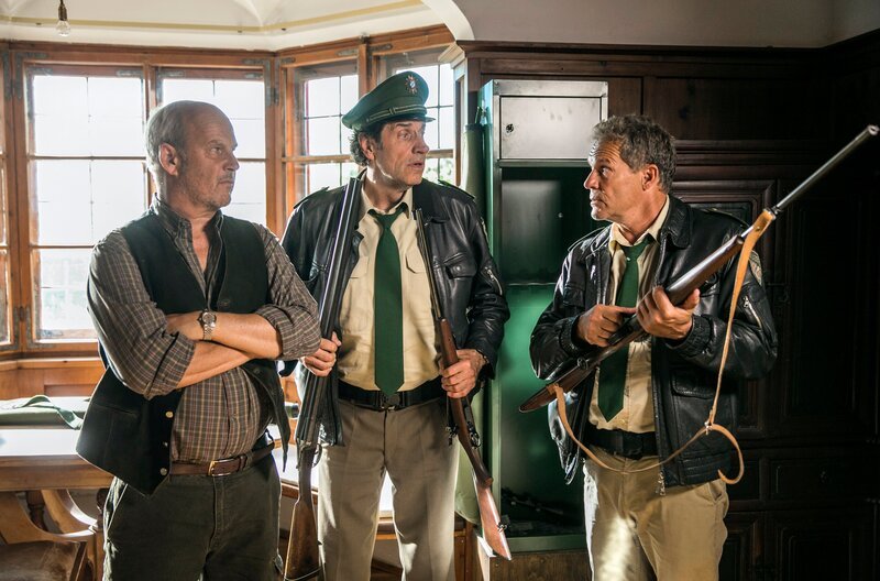 Hubert (Christian Tramitz, rechts) und Staller (Helmfried von Lüttichau, Mitte) finden bei Walter Sunninger (Andreas Borcherding) Jagdgewehre. – Bild: ARD/​TMG/​Chris Hirschhäuser