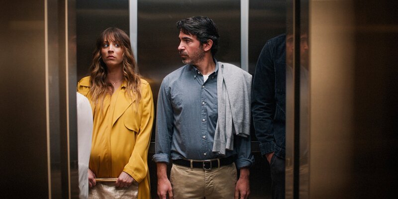 Ava Bartlett (Kaley Cuoco, l.); Nathan Bartlett (Chris Messina, r.) – Bild: Peacock /​ Peacock /​ Episodic /​ RTS/​ô © 2023 Peacock TV LLC. All Rights Reserved.