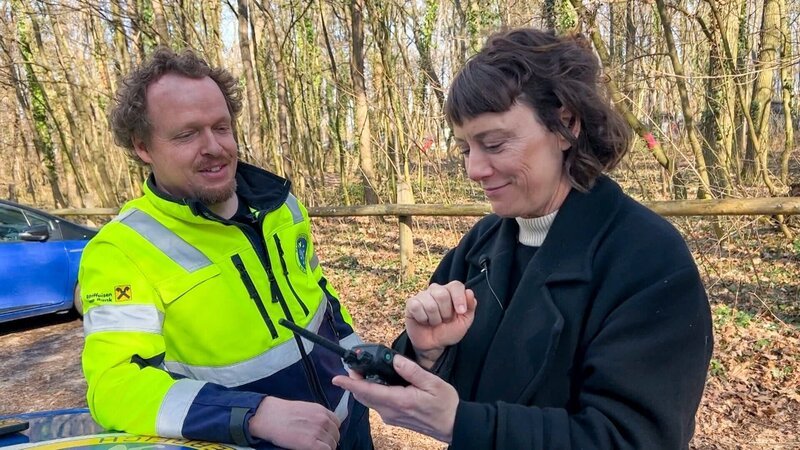 Esther und Stefan vom Verein Rettungshunde Niederösterreich. Stefan koordiniert viele Einsätze. – Bild: ORF Esther und Stefan vom Verein Rettungshunde Niederösterreich. Stefan koordiniert viele Einsätze. – Bild: ORF