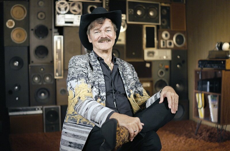 Randy Jones, der Original-Cowboy der Village People, spricht über den Mythos Amerika – den Mythos der Freiheit und der unbegrenzten Möglichkeiten – , den die Band verkörperte. – Bild: Zentralfilm