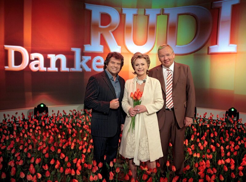 Am 7. Juli jährt sich zum ersten Mal der Todestag von Rudi Carrell, dem unumstrittenen Meister der deutschen Fernsehunterhaltung. Moderator Bernd Stelter hat sich aus diesem Anlass prominente Freunde, Wegbegleiter, Bewunderer und Fans von Rudi eingeladen, um mit ihnen noch einmal an den Menschen, den Entertainer, den Musiker und genialen Unterhalter Rudi Carrell zu erinnern. – V.l. Andy Borg, Marijke Amado und Gastgeber Bernd Stelter. – Bild: WDR/Dirk Borm Am 7. Juli jährt sich zum ersten Mal der Todestag von Rudi Carrell, dem unumstrittenen Meister der deutschen Fernsehunterhaltung. Moderator Bernd Stelter hat sich aus diesem Anlass prominente Freunde, Wegbegleiter, Bewunderer und Fans von Rudi eingeladen, um mit ihnen noch einmal an den Menschen, den Entertainer, den Musiker und genialen Unterhalter Rudi Carrell zu erinnern. – V.l. Andy Borg, Marijke Amado und Gastgeber Bernd Stelter. – Bild: WDR/Dirk Borm
