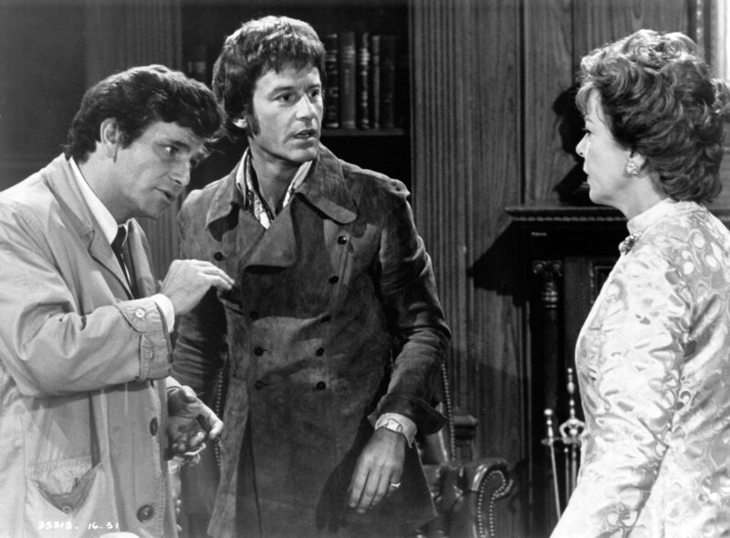 „Columbo – Zigarren für den Chef“, Der Unternehmer David Bruckner will seinen Chemiekonzern verkaufen. Sein Neffe und Mitarbeiter Roger Stanford könnte seine Pläne eventuell durchkreuzen. Deshalb stellt Bruckner Nachforschungen über Rogers Vergangenheit an. Damit will er den missliebigen Neffen erpressen. Roger wehrt sich auf seine berechnende Art dagegen. Er hat allerdings die Rechnung ohne Lt. Columbo gemacht. Im Bild (v.li.): Ida Lupino (Doris Bruckner), Peter Falk (Lt. Columbo), Roddy McDowall (Roger). – Bild: ORF 2