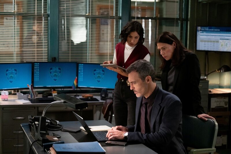 LAW & ORDER -- Szene mit Connie Shi als Detective Violet Yee, Reid Scott als Detective Vincent Riley, Maura Tierney als Lieutenant Jessica Brady. – Bild: NBC /​ NBCUniversal /​ Universal Television LLC