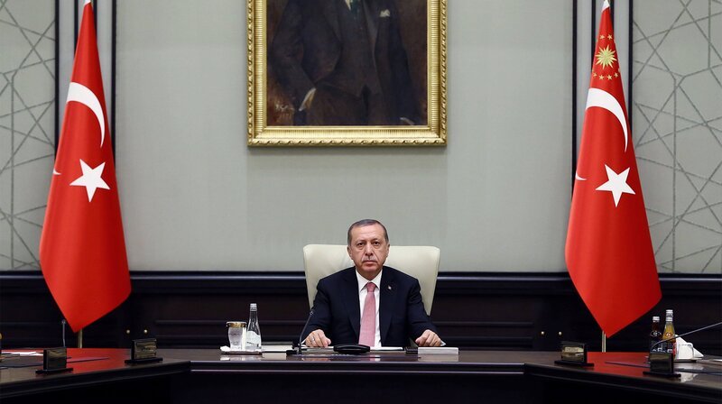 Recep Tayyip Erdoğan während einer Sitzung des Nationalen Sicherheitsrats in Ankara, Juli 2016. – Bild: WDR/​picture alliance/​AP Photo/​Kayhan Ozer