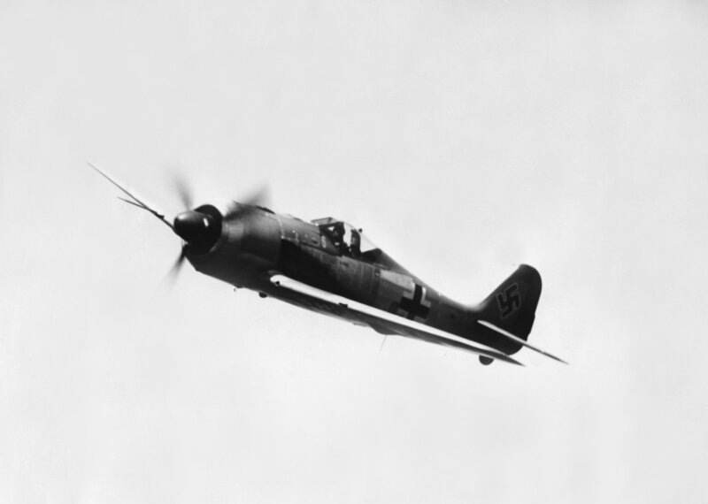 Weltkrieg, Luftkrieg, deutsche Luftwaffe – Kampfflugzeug Focke-Wulf FW-190 im Flug, 1942. – Bild: Getty Images/​ullstein bild