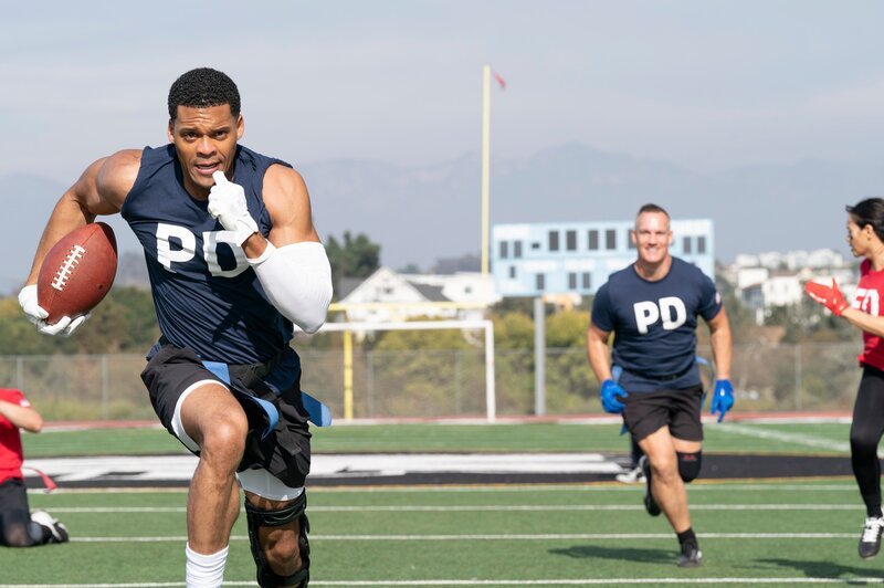 Officer Tim Bradford möchte als neuer Captain des LAPD Flag-Football-Teams, Miles Penn (Deric Augustine, l.) dafür zu gewinnen, im bevorstehenden Spiel gegen das Team der Feuerwehr mitzuspielen. – Bild: Mike Taing /​ ZDF