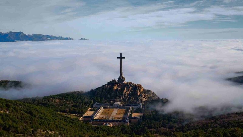 Ab 1940 ließ der spanische Diktator Francisco Franco in der Nähe von Madrid ein monumentales Kreuz errichten, ergänzt durch eine Basilika, die tief in einen Berg hineingebaut wurde. – Bild: ZDF