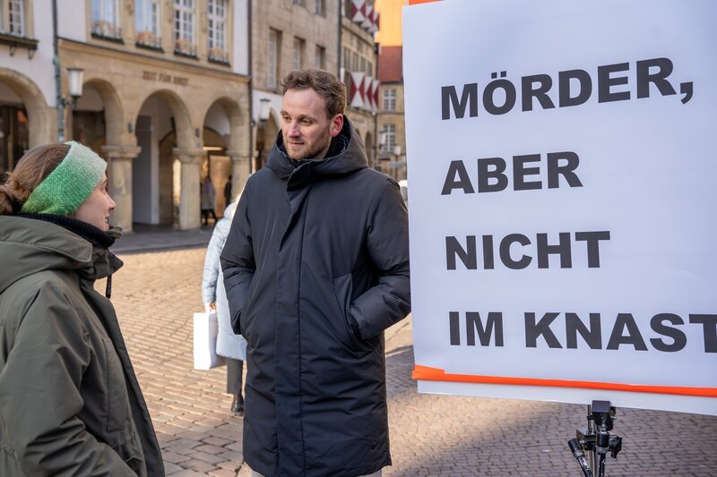 Psychologe Leon Windscheid (r.) befragt Passanten bei einer Straßenumfrage über ihren Standpunkt zum Thema Forensik. – Bild: ZDF und Marius Fuchtmann