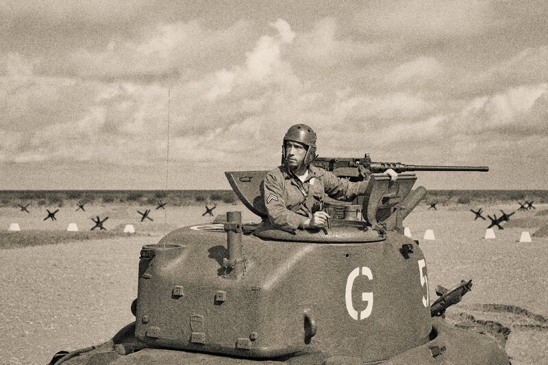Ein Soldat in einem M5 Stuart-Panzer aus dem Zweiten Weltkrieg, der mit einem Maschinengewehr vom Kaliber 50 ausgestattet ist. – Bild: GeorgePeters /​ Getty Images /​ E+