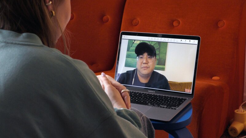 Schlechter Schlaf schadet der Gesundheit: Y-Kollektiv-Autorin Luisa Dickmänken im Gespräch mit Joon Kim. Der YouTuber leidet unter Schlafapnoe, einer schlafbezogenen Atemstörung, die lebensgefährlich werden kann. – Bild: HR/Laura Will Schlechter Schlaf schadet der Gesundheit: Y-Kollektiv-Autorin Luisa Dickmänken im Gespräch mit Joon Kim. Der YouTuber leidet unter Schlafapnoe, einer schlafbezogenen Atemstörung, die lebensgefährlich werden kann. – Bild: HR/Laura Will