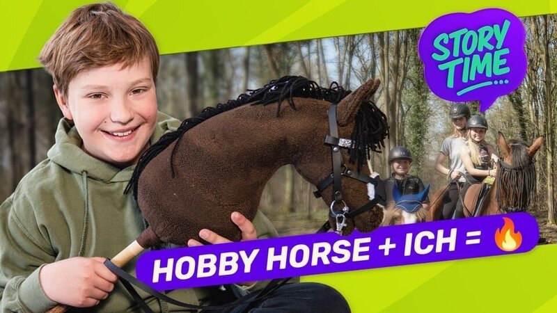 Bruno liebt Pferde und Hobby Horsing. Er besitzt mehrere Steckenpferde und trainiert damit, über Hindernisse zu springen. – Bild: ZDF/​Florian Lippke