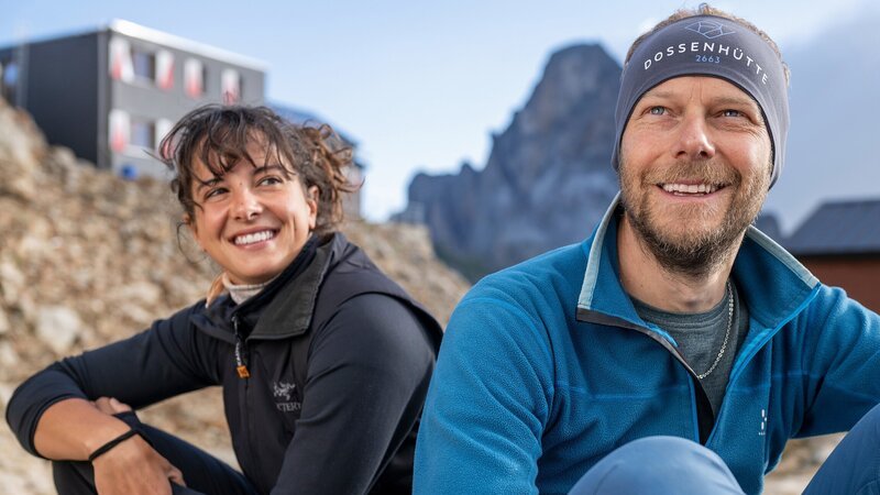 SRF bi de Lüt – Hüttengeschichten Dossenhütte: Hüttenhilfe Ronja Trachsler und Hüttenwart David Zweifel 2022 – Bild: SRF/​Adrian Baumann