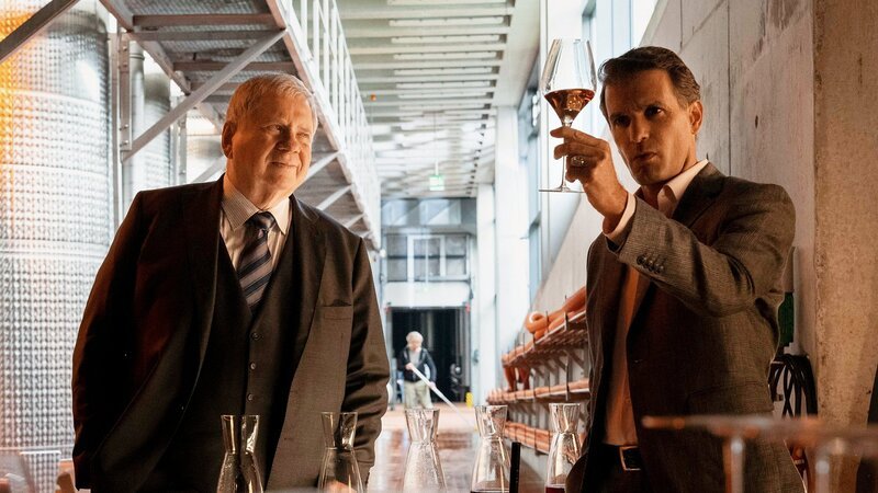 Eine Spur führt den Staatsanwalt zum Weinproduzenten, v.li.: Rainer Hunold als Bernd Reuther, Luca Zamperoni als Michael Gramann – Bild: SRF/​ZDF/​Andrea Enderlein