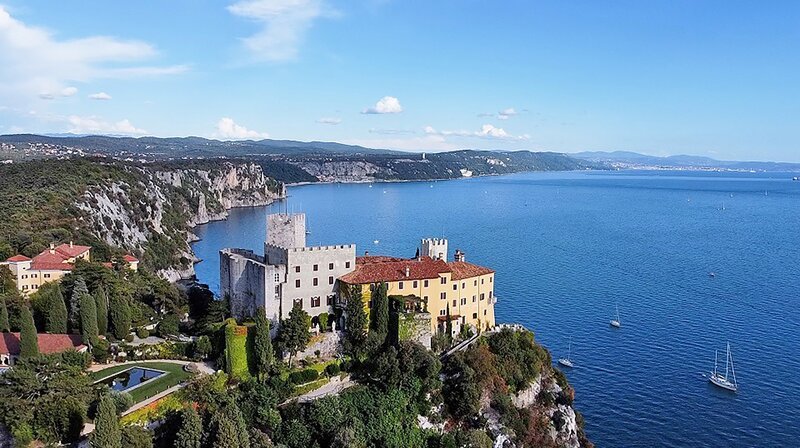 Schloss Duino am Rilkeweg an der Adria. – Bild: SR/​Tobias Seger