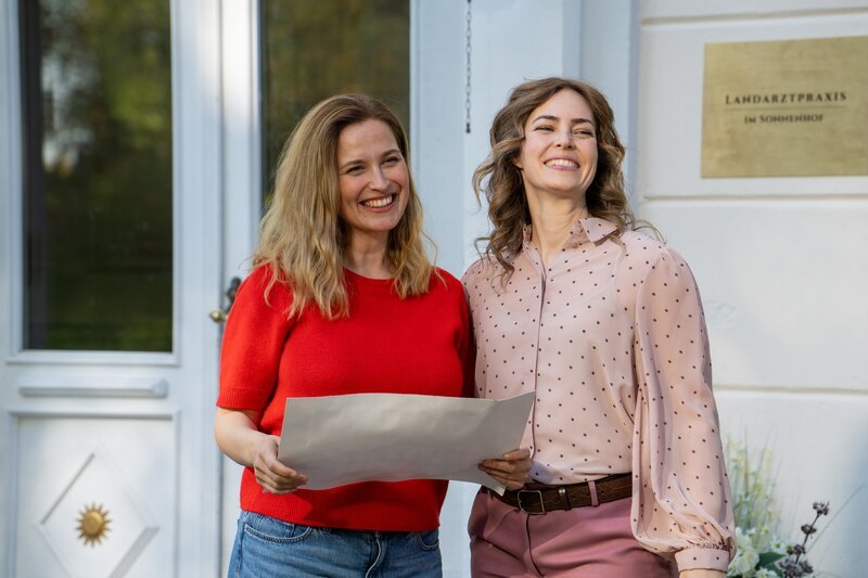 Person: Lill (Pina Kühr); Ella Wagner (Nina Schmieder, r); – Bild: Joyn/​Joshua Schneider