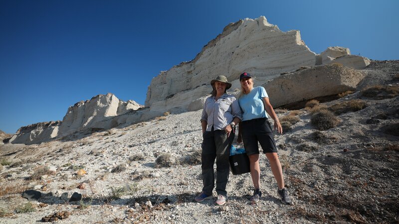 Die Archäologinnen Beverly Goodman und Paraskevi Nomikou (Spitzname Evi) auf Santorin, Griechenland. – Bild: National Geographic /​ Fabio Cerveira
