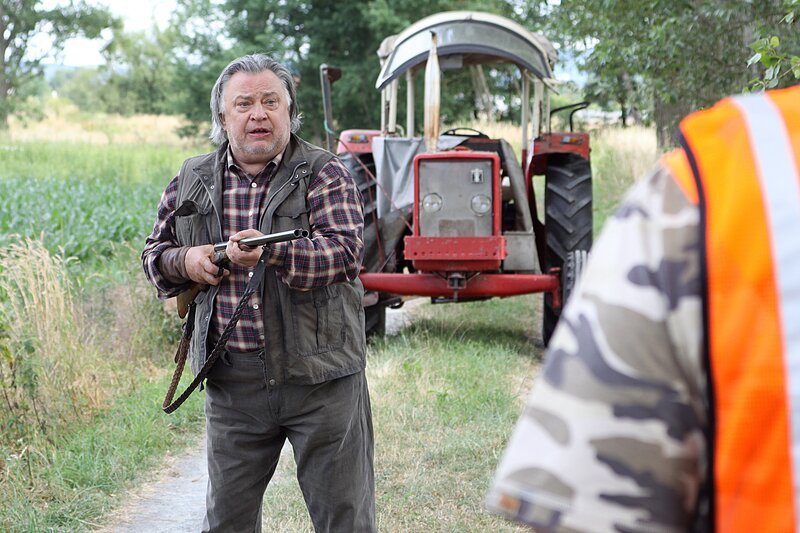 Ludwig Hirtreiter (Bernd Stegemann) möchte seinen kleinen Wald auf keinen Fall verkaufen und so den Bau einer Windkraftanlage verhindern. – Bild: ZDF/​Johannes Krieg