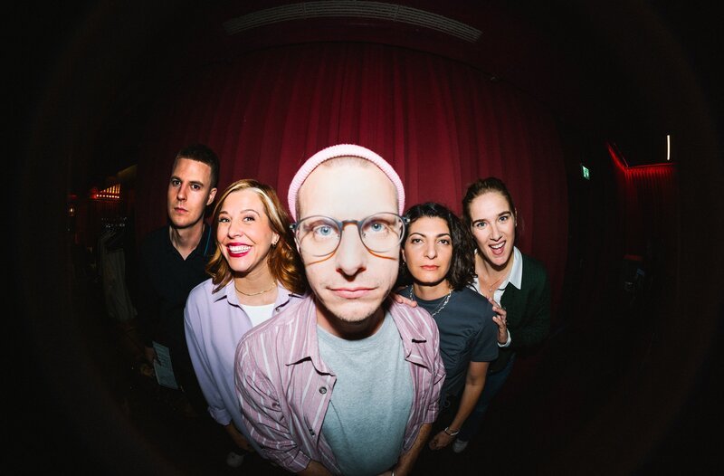 Lachen bis die Tränen kommen: Zwei 2er-Comedy-Teams battlen sich mit absurden Antworten. Gastgeber Moritz Neumeier führt souverän durch die Show – immer schräg und unvorhersehbar „falsch, aber anders lustig“ – Alex Stoldt, Laura Brümmer, Moritz Neumeier, Filiz Tasdan, Katjana Gerz – Bild: rbb