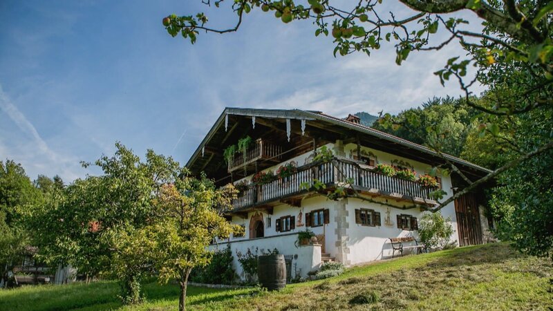 Wir machen eine Reise zu den ältesten und traditionsreichsten Bauernhöfen Bayerns. Dabei geht es von Marquartstein in den Chiemgauer Alpen nach Riedenburg ins Altmühltal, dann nach Bayreuth und schließlich nach Unterfranken. Im Bild: Chiemgauer Hof Marquartstein. – Bild: Paul Georg Busse /​ BR