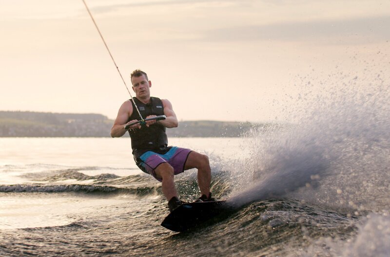 Ausgleich zur hochkonzentrierten Präzisionsarbeit in der Sterne-Küche: Spitzenkoch Dirk Hoberg nutzt die günstige Lage am Bodensee. Beim Wakeboarden bekommt er den Kopf frei und hält den Körper fit. – Bild: SWR/​heyfilm
