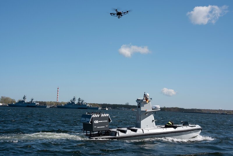 Der Drohnenhersteller FLANC lässt in Rostock seine größte Seedrohne, auch USV genannt, zu Wasser. – Bild: NDR/David Pilgrim Der Drohnenhersteller FLANC lässt in Rostock seine größte Seedrohne, auch USV genannt, zu Wasser. – Bild: NDR/David Pilgrim