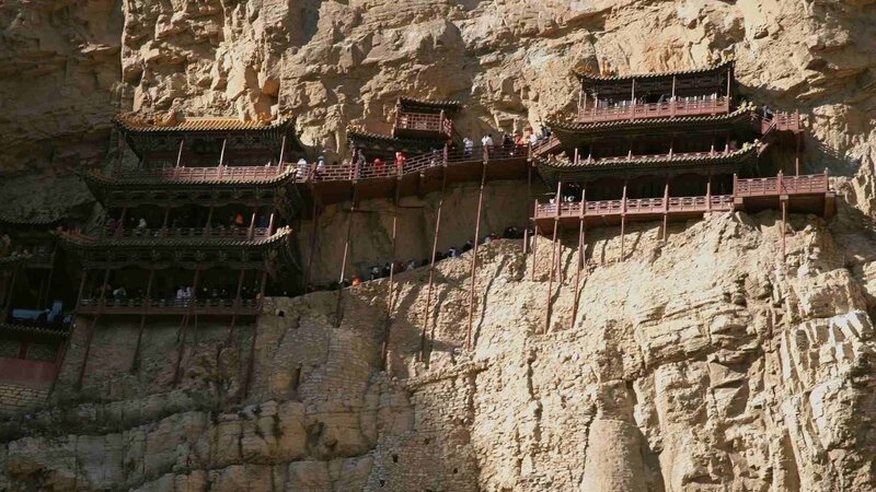 Am Fuß des Hengshan-Gebirges klammert sich Xuankong Si, der Hängende Tempel, an den Fels. – Bild: ZDF
