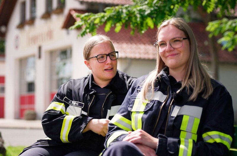 Johanna und Annalena Steinle von der Jugendfeuerwehr Stein-Bockenheim stecken den Großteil ihrer Freizeit in ihre ehrenamtliche Arbeit. – Bild: SWR