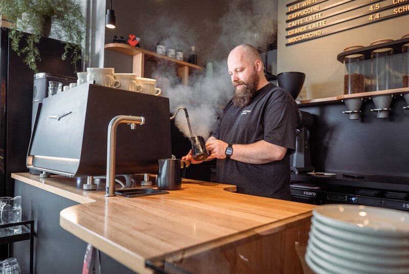 Benjamin Poschauko serviert in seinem Dorf-Café in Bredenbeck (Region Hannover) Specialty Coffee und bringt so verschiedene Generationen zusammen. – Bild: NDR / JUNIFILM GmbH / Noah Siegert Benjamin Poschauko serviert in seinem Dorf-Café in Bredenbeck (Region Hannover) Specialty Coffee und bringt so verschiedene Generationen zusammen. – Bild: NDR / JUNIFILM GmbH / Noah Siegert