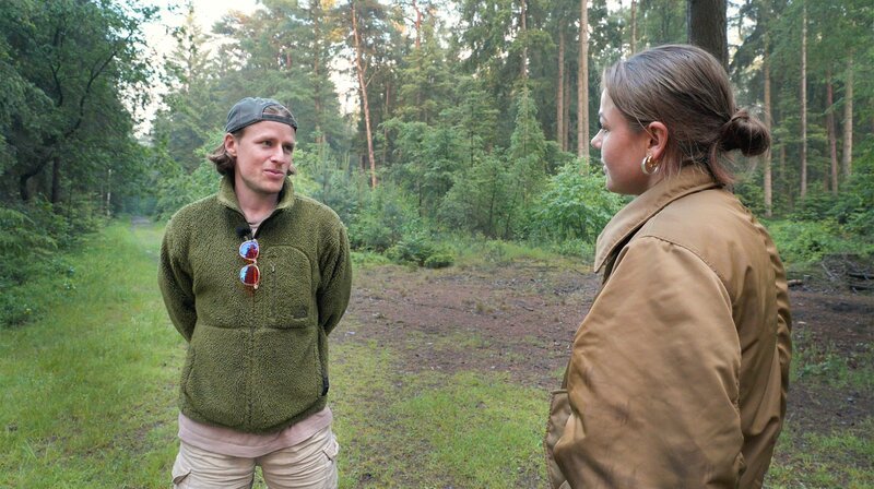 Schlafen als Leistungsdisziplin: Y-Kollektiv-Autorin Luisa Dickmänken im Gespräch mit Sleepmaxxer und Biohacker Jan-Lucca Sielski aus Bremen. – Bild: HR/​Laura Will
