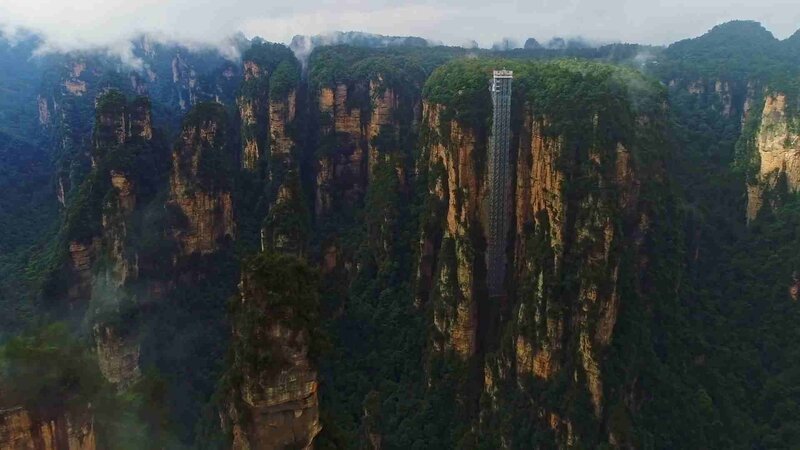 In Zentralchina befindet sich an einem Quarzsandsteinpfeiler von Wulingyan der höchste Außenaufzug der Welt. – Bild: ZDF