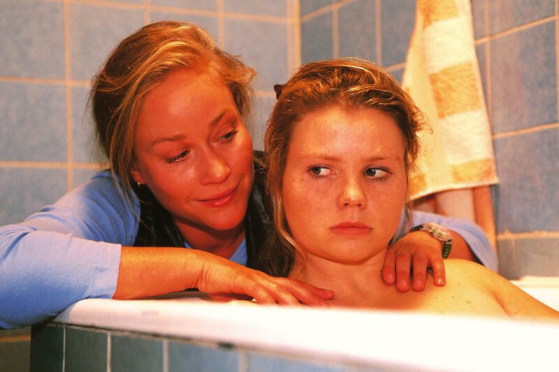 Dagmar (Kristiane Kupfer, li.) redet Vivi (Annette Frier) ein, dass das Böse in ihr sei und sie das Kind von Zöllner abtreiben muss … – Bild: RTL Deutschland