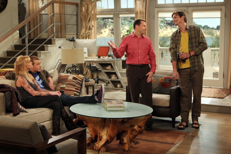 Die Überraschung für Alan (Jon Cryer, 2.v.r.) und Walden (Ashton Kutcher, r.) ist groß, als herauskommt, dass Jake (Angus T. Jones, 2.v.l.) seine 36-jährige Freundin Tammy (Jaime Pressly, l.) in Las Vegas heiraten möchte … – Bild: © Warner Brothers Entertainment Inc.