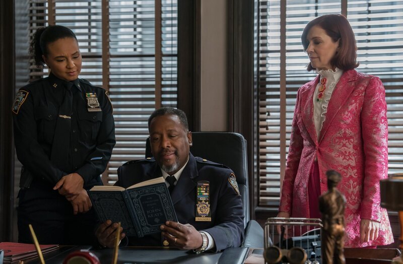 (L-R): Carra Patterson as Kaya Blanke, Wendell Pierce as Captain Wagner, and Carrie Preston as Elsbeth Tascioni – Bild: CBS Broadcasting Inc. /​ Michael Parmelee