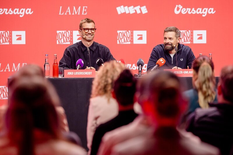 Joko Winterscheidt (l.); Klaas Heufer-Umlauf (r.) – Bild: Joyn /​ Nadine Rupp