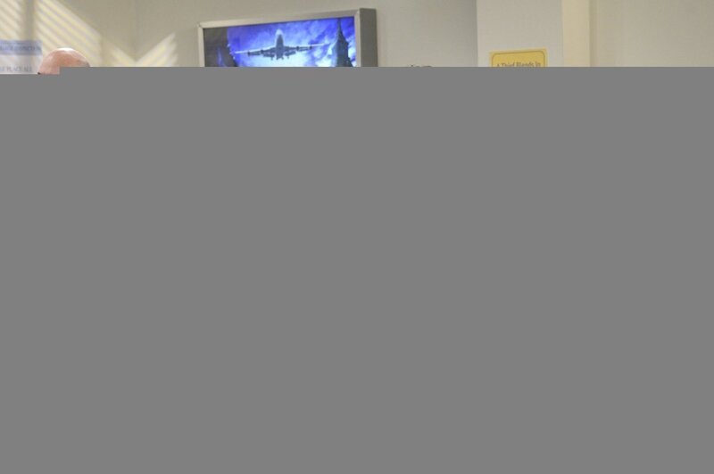 Können Caroline (Beth Behrs, l.) und Max (Kat Dennings, r.) verhindern, dass ihre neue Einnahmequelle das Land verlässt? – Bild: Warner Bros. Television