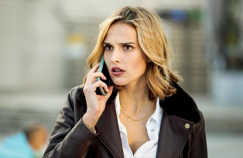 Audrey Barreyre /​ Audrey Vigne (Camille Lou) – Bild: MMXX – UGC FICTION – LES FILMS DU 24 – FRANCE TÉLÉVISIONS – Be-FILMS – RTBF (TÉLÉVISION BELGE)
