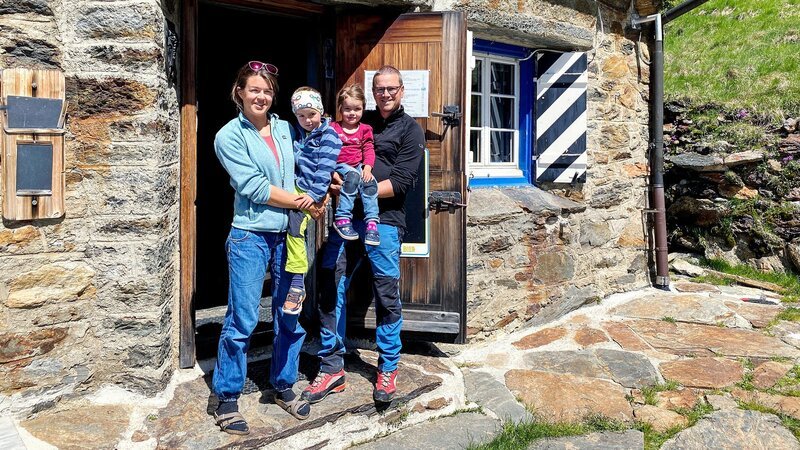 Chelenalphütte: Petra (l.) und Remo (r.) Gisler mit ihren Kindern Leano und Jael – Bild: SRF
