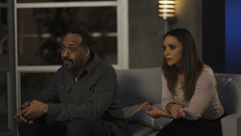 Joe West (Jesse L. Martin, l.); Cecile Horton (Danielle Nicolet, r.) – Bild: and TM DC Comics Warner Bros. Ent. Inc. Lizenzbild frei